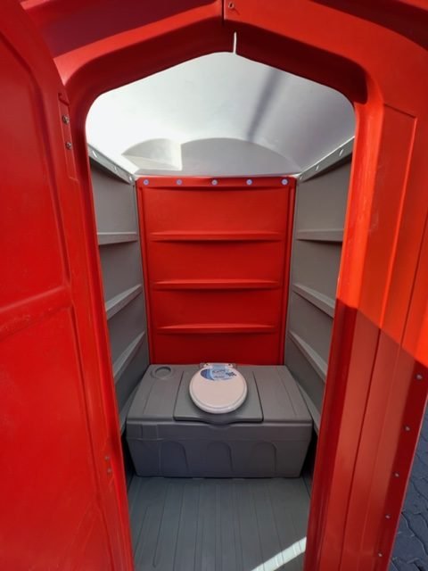Interior de un baño portátil de ADG